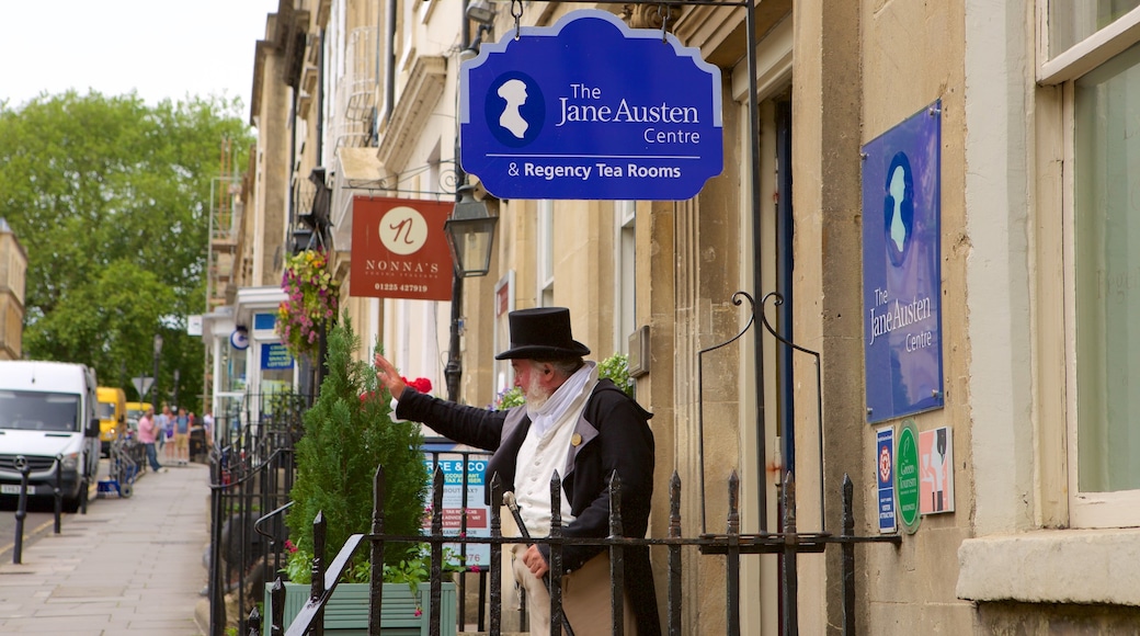 Jane Austen Centre presenterar skyltar såväl som en man