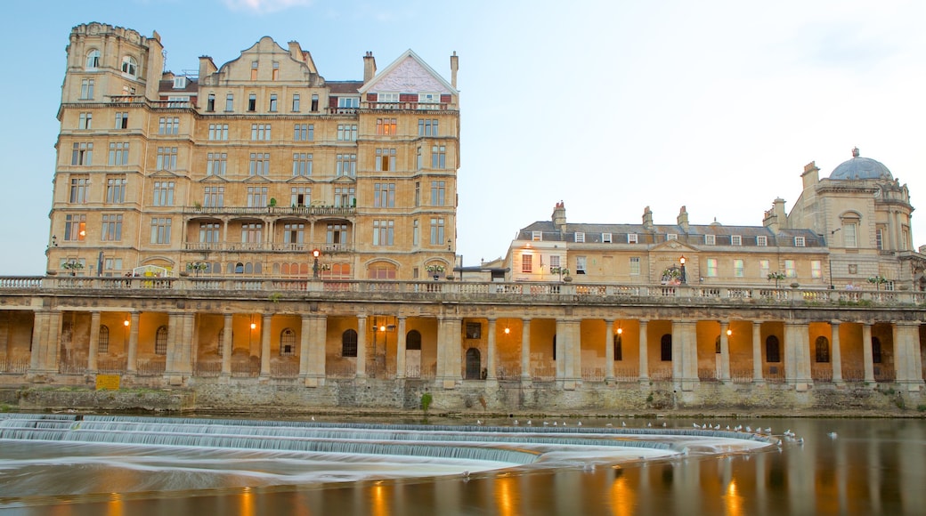 Pulteney Bridge showing a river or creek, heritage elements and a city