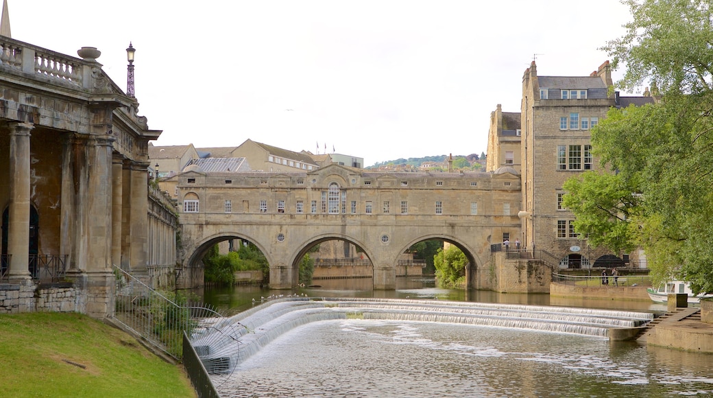 Pulteney Bridge toont historische architectuur, een rivier of beek en een stad