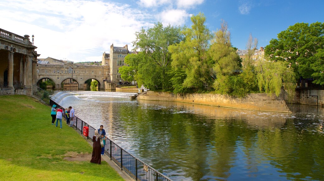 Pulteney Bridge featuring an administrative building, heritage elements and a bridge