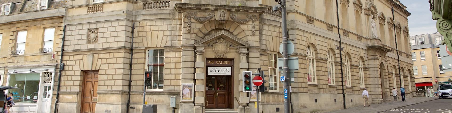 Victoria Art Gallery showing heritage architecture and street scenes