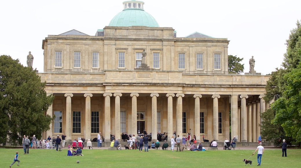 Pitville Pump Room which includes heritage architecture, heritage elements and a garden