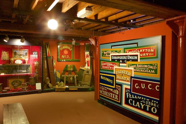 National Waterways Museum qui includes vues intérieures et signalisation