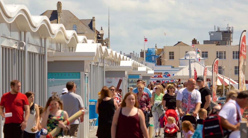 The Grand Pier montrant vues et scĂšnes de rue aussi bien que important groupe de personnes