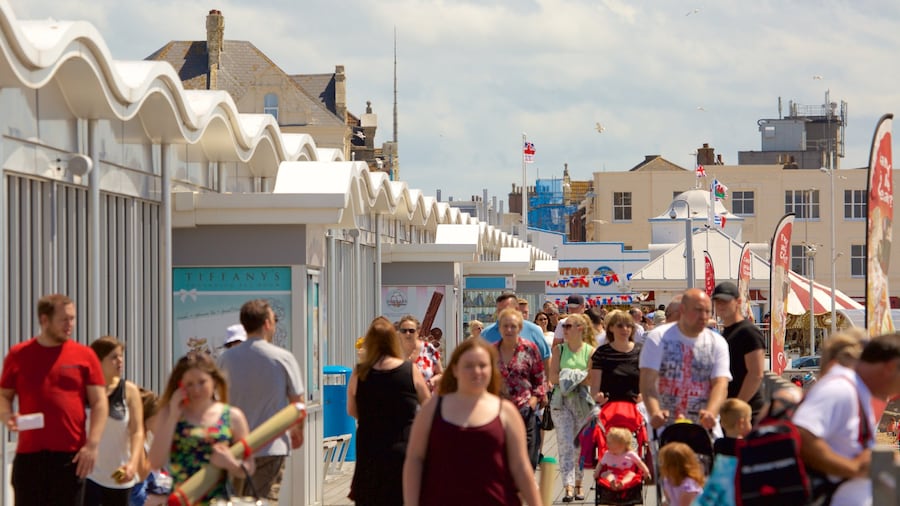 The Grand Pier montrant vues et scĂšnes de rue aussi bien que important groupe de personnes