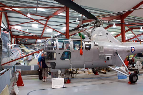 International Helicopter Museum que incluye vistas interiores y aeronave