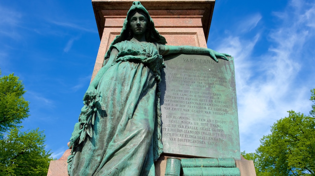 Esplanadi showing a monument and a statue or sculpture