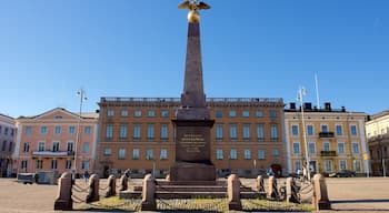 Kauppatori johon kuuluu tori, kaupunki ja monumentti