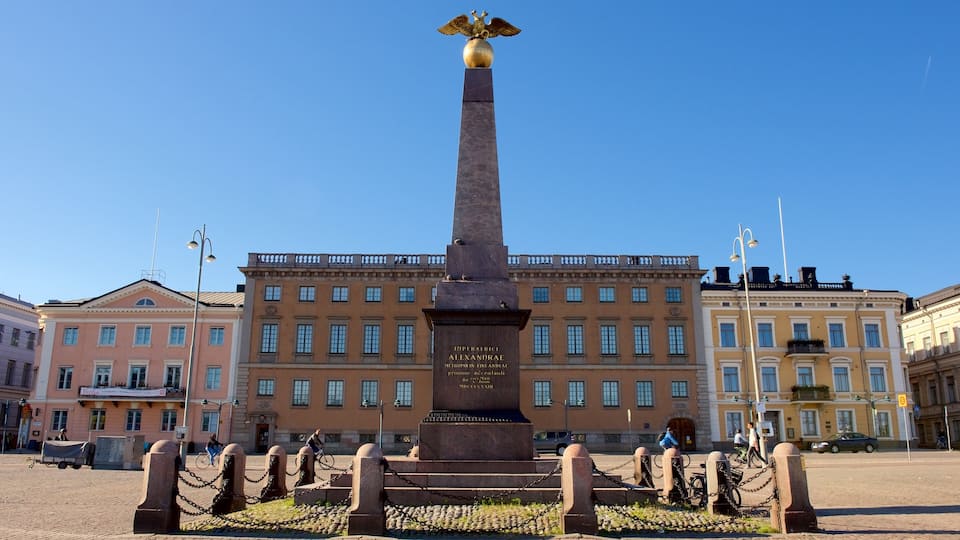 Kauppatori johon kuuluu tori, kaupunki ja monumentti
