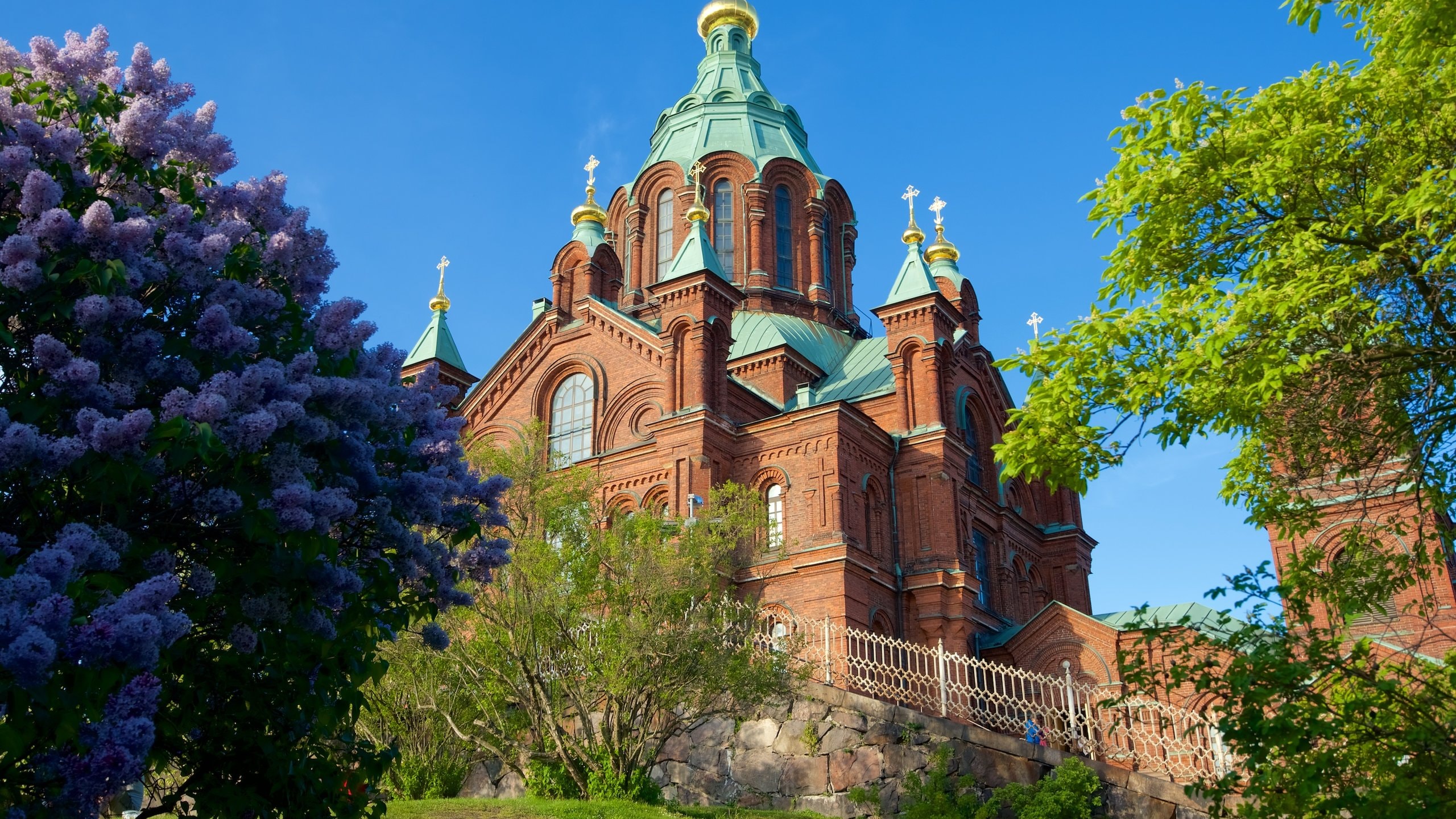 Helsinki ofreciendo patrimonio de arquitectura y una iglesia o catedral