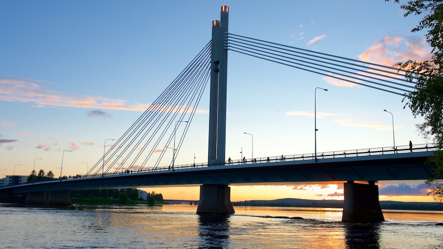 Rovaniemi johon kuuluu auringonlasku, joki tai puro ja silta