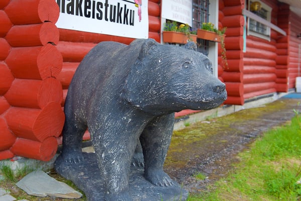 Rukatunturi das einen Statue oder Skulptur und Hotel