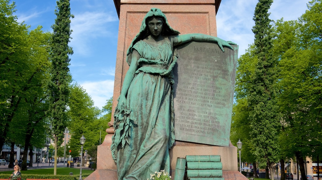 Esplanadi bevat een monument en een standbeeld of beeldhouwwerk