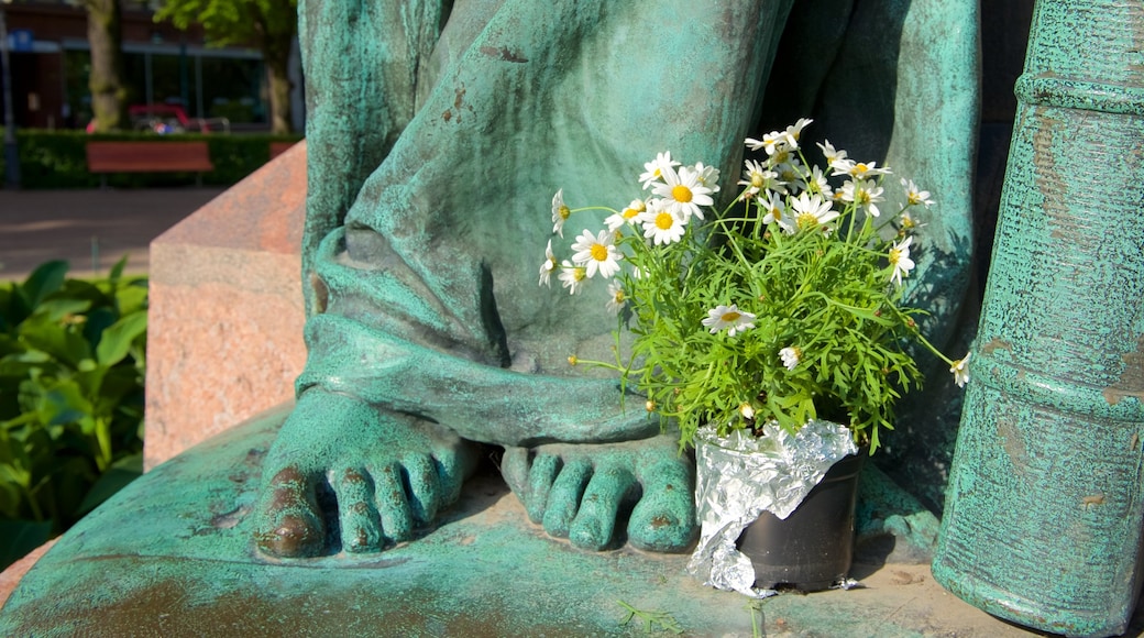 Esplanadi featuring a memorial, a statue or sculpture and flowers