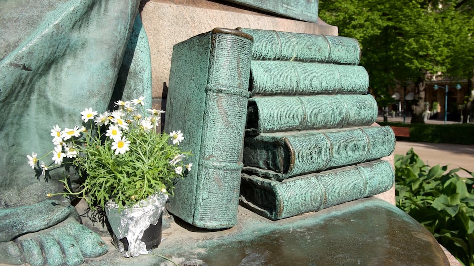 Esplanadi which includes a statue or sculpture, flowers and a memorial