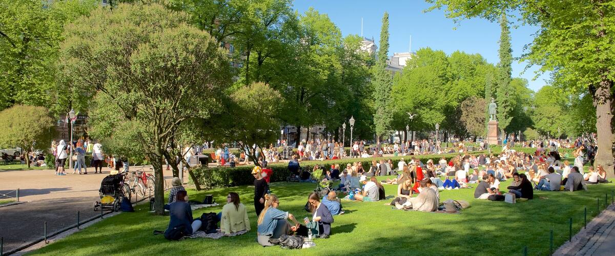 Esplanadi showing a park and picnicing as well as a large group of people