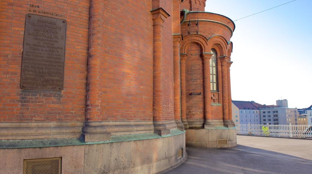 Uspenskij-katedralen presenterar skyltar och en kyrka eller katedral