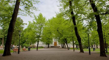 Oude kerk van Helsinki toont een tuin