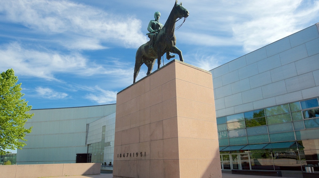 Estatua de Mannerheim que incluye una estatua o escultura y un monumento