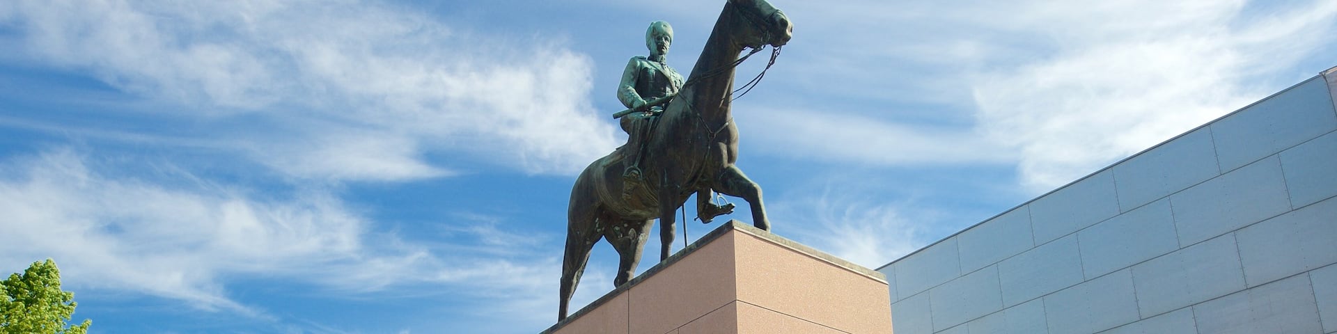 Mannerheim Statue featuring a memorial and a statue or sculpture