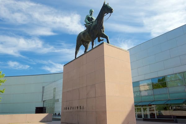 Mannerheim Statue som viser en statue eller en skulptur og et mindesmærke