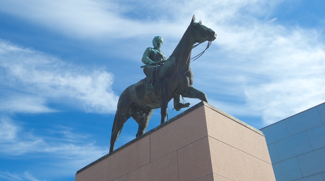 Mannerheimin patsas johon kuuluu muistomerkki ja patsas tai veistos