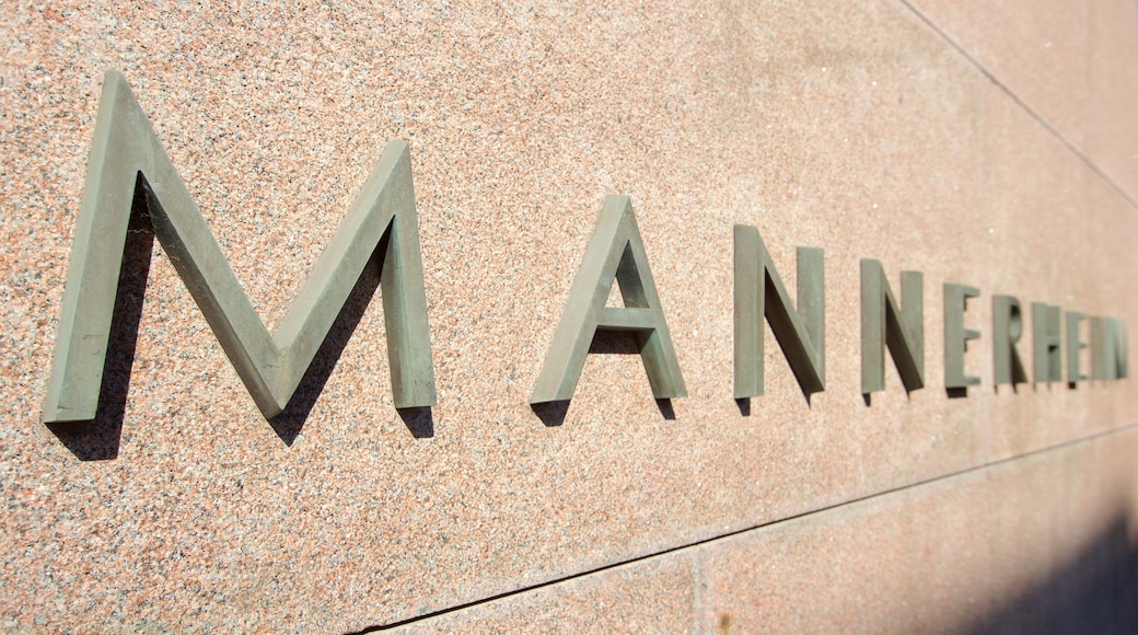 Mannerheim Statue showing signage