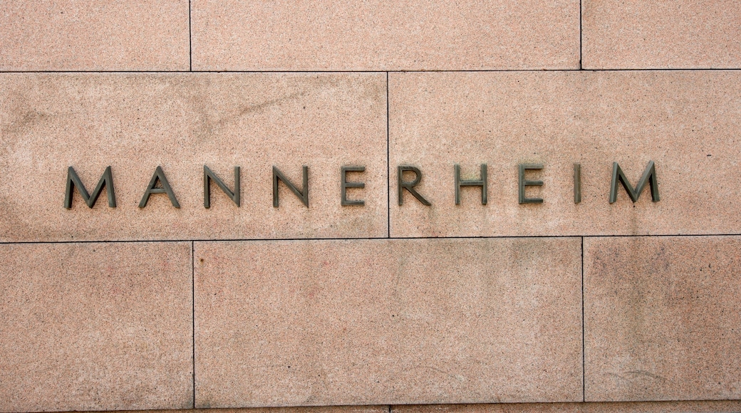 Mannerheim Statue showing signage