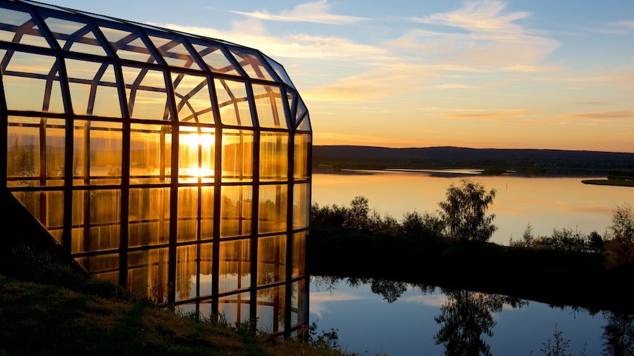 Arktikum mettant en vedette riviĂšre ou ruisseau, scĂšnes tranquilles et coucher de soleil