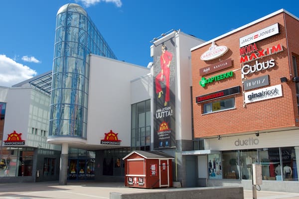 Lordi\'s Square mit einem Beschilderung, Platz oder Plaza und Stadtansicht
