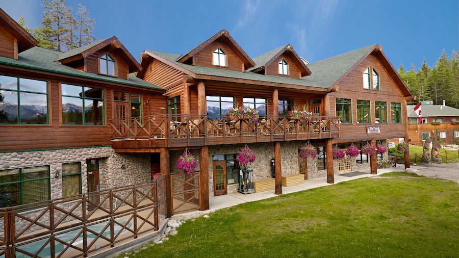 Pyramid Lake featuring a hotel