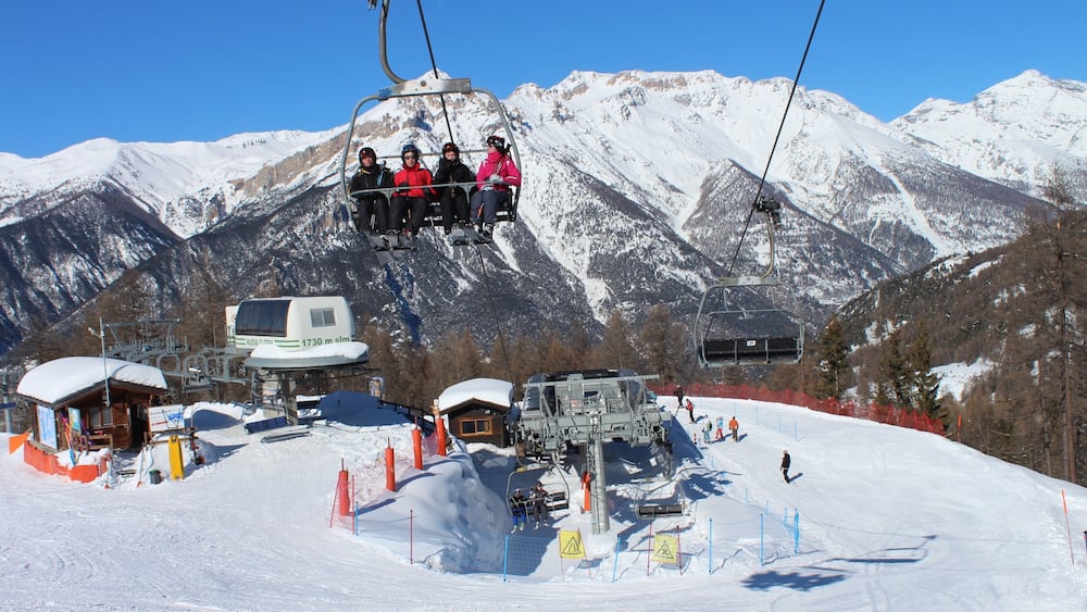 Sauze d\'Oulx mit einem Gondel, Schnee und Berge