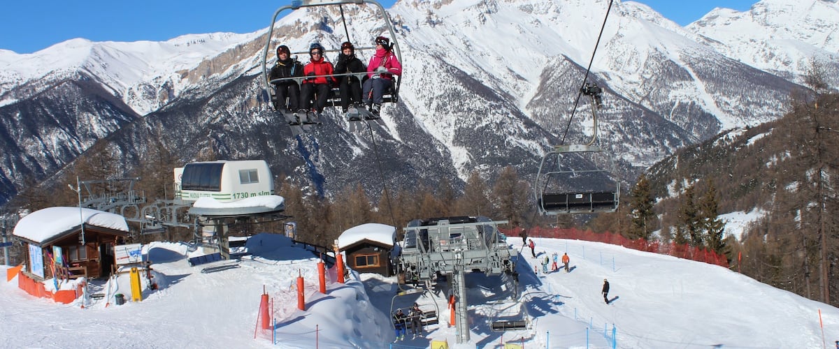 Sauze d\'Oulx mit einem Gondel, Schnee und Berge
