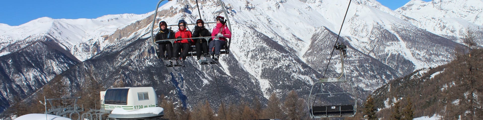 Sauze d\'Oulx showing snow, a gondola and mountains