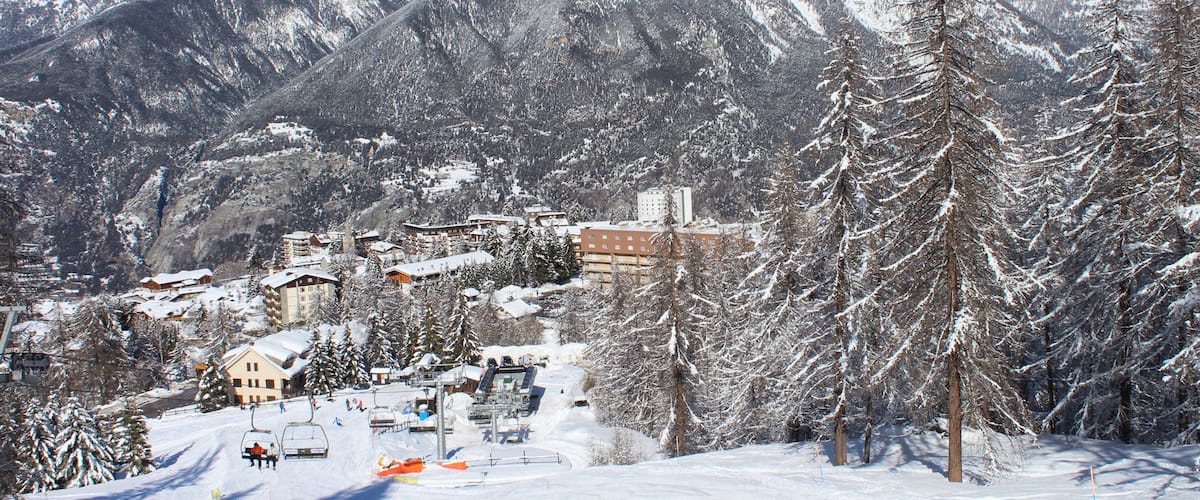 Sauze d\'Oulx montrant montagnes, neige et petite ville ou village