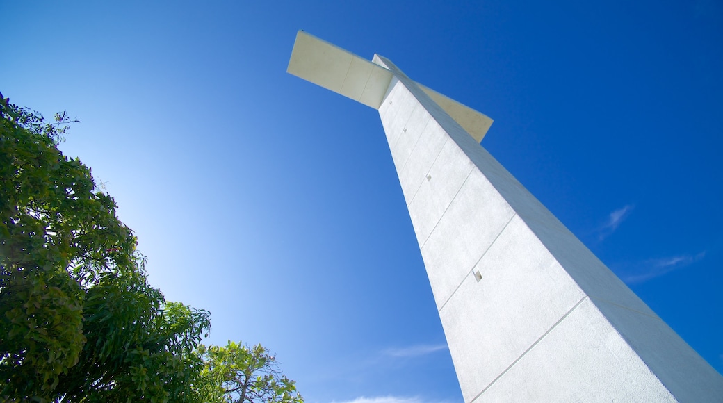 Capilla de la Paz que incluye elementos religiosos y un monumento