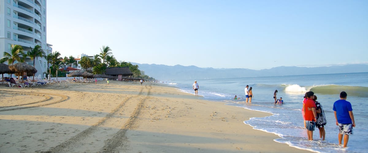 Playa Nuevo Vallarta ofreciendo natación, una playa y un hotel o resort de lujo