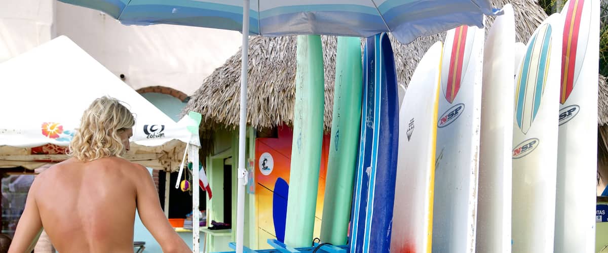 Sayulita mostrando surf y también un hombre
