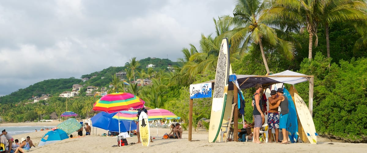 Sayulita ofreciendo escenas tropicales, una playa de arena y surf