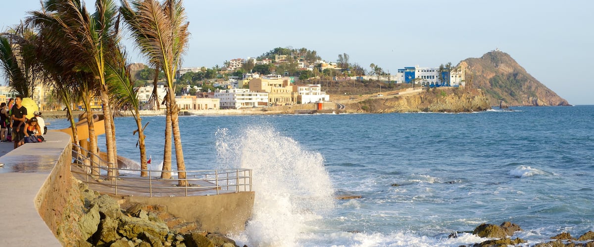 Mazatlán que incluye vistas, costa rocosa y una ciudad costera