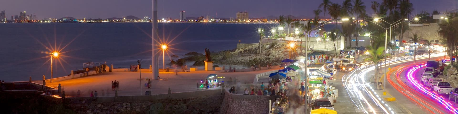 Playa Olas Altas ofreciendo escenas urbanas, escenas nocturnas y vistas