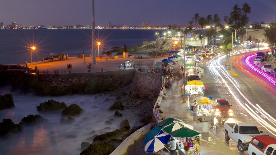 Olas Altas 海灘 设有 街道景色, 夜景 和 陡峭海岸線