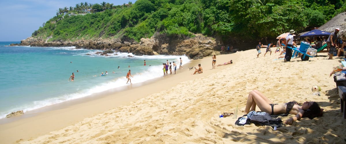 Playa de Carrizalillo ofreciendo costa rocosa, natación y una playa de arena