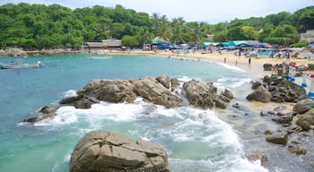 Playa Puerto Angelito das einen schroffe Küste, Küstenort und tropische Szenerien