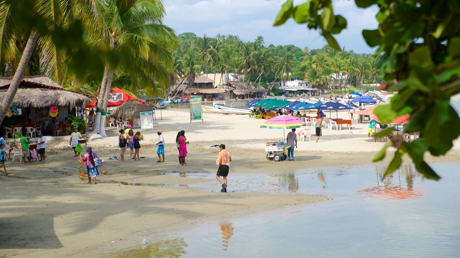 Puerto Escondido som omfatter en strand, tropiske områder og et luksushotel eller -resort