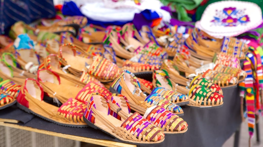 Puerto Escondido which includes fashion and markets