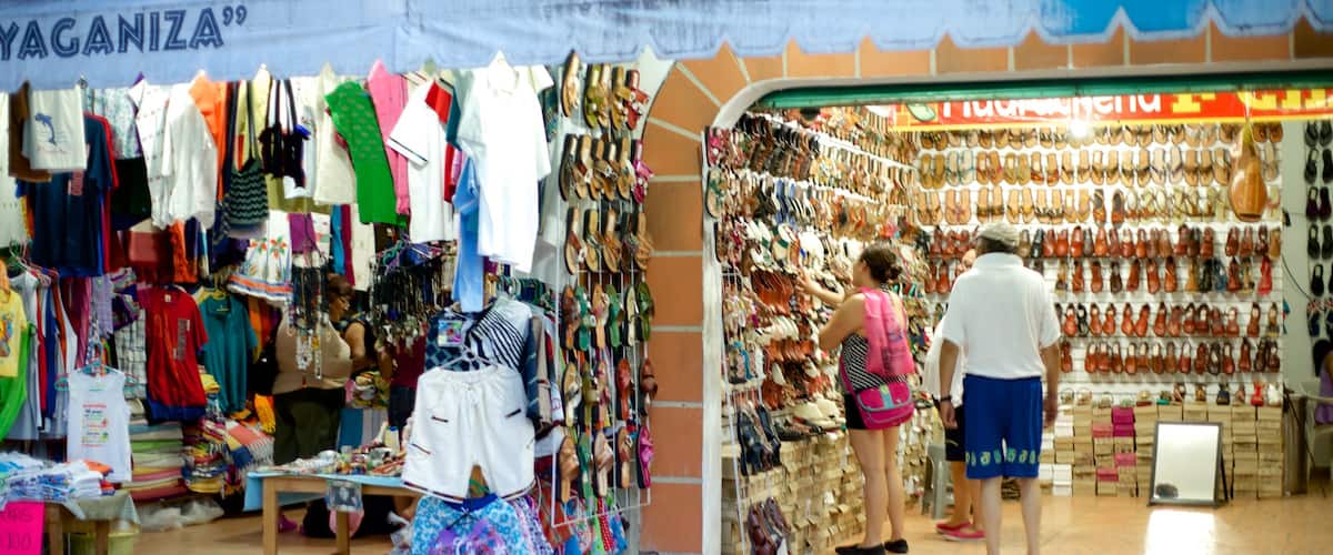 Puerto Escondido which includes fashion, markets and shopping