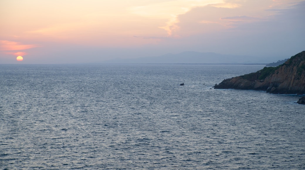 Sinfonía mostrando costa rocosa, vistas de paisajes y una puesta de sol