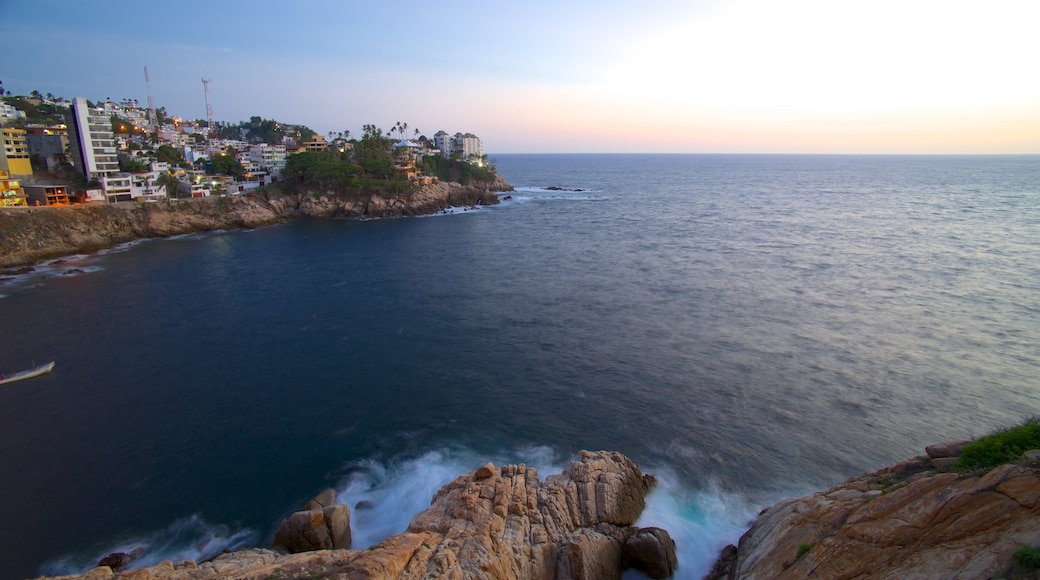 Sinfonía mostrando litoral rocoso, vistas panorámicas y una localidad costera