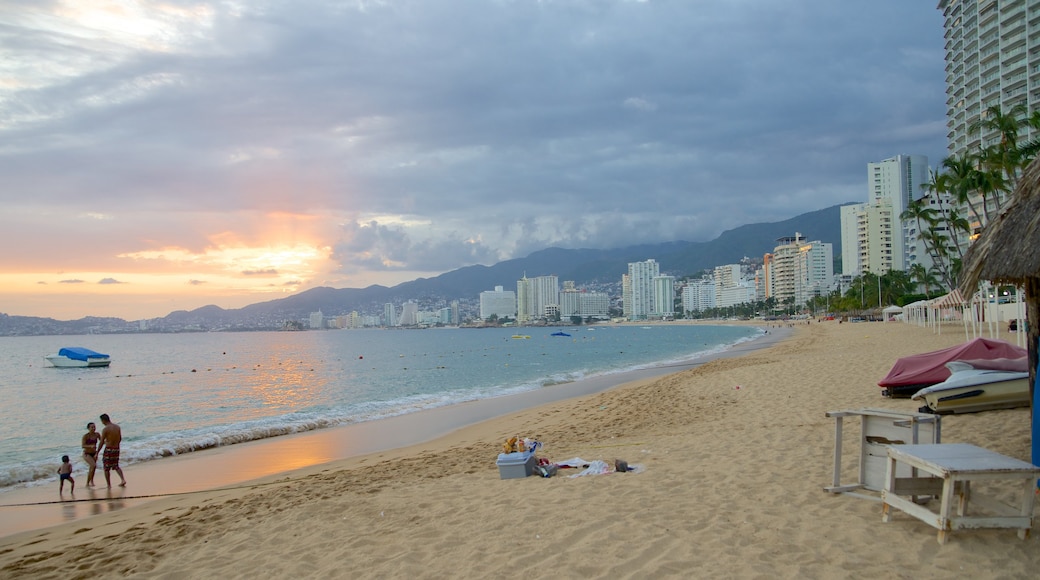 Spiaggia di Icacos mostrando località costiera e spiaggia